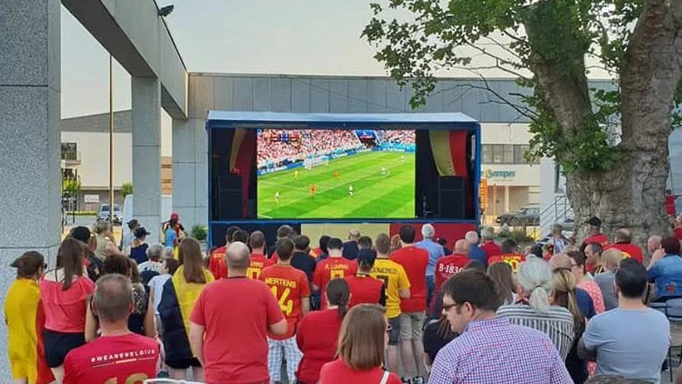 voetbal op groot scherm in limburg