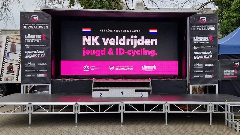 mobiel led scherm met podium nk veldrijden junioren almelo