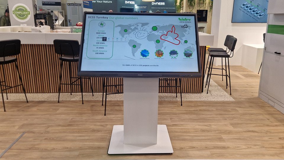 led touchscreen meubel huren. interactieve touchtafel