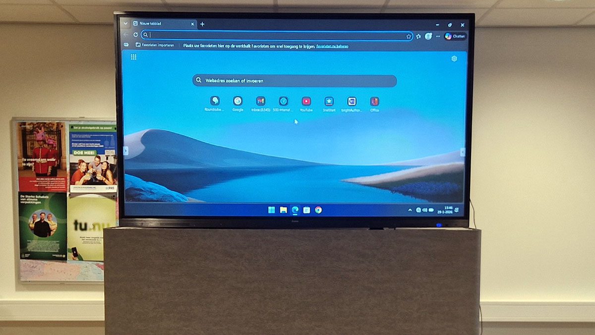 verrijdbaar 86 inch mobiel beeldscherm op wielen met hydraulische lift